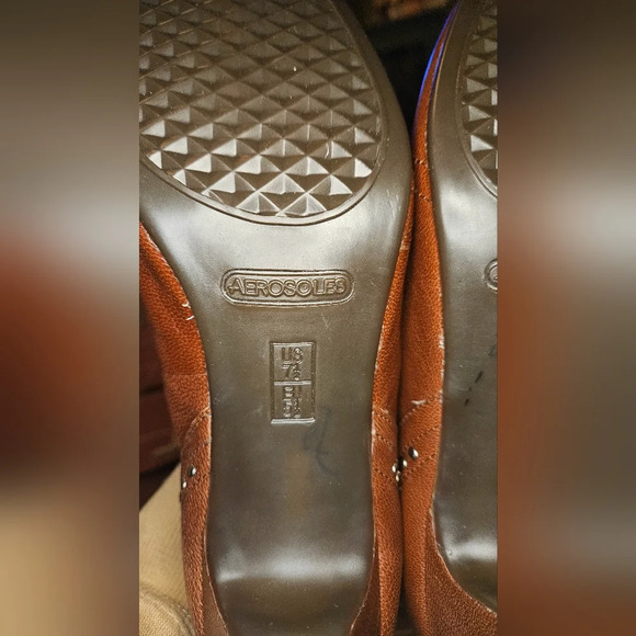 AEROSOLES Cognac brown leather open toe pumps. Gold studs. Size 7.5 - Picture 10 of 10